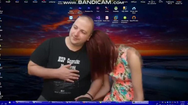 Ernőhöz odabújik a nője, erre ő gyengéden elkezdi simogatni... a saját hasát XD