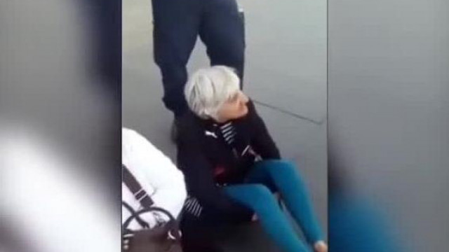 Rozika néni tüntetésen őrjöng, ezért a rendőr urak elszállítják (régi)