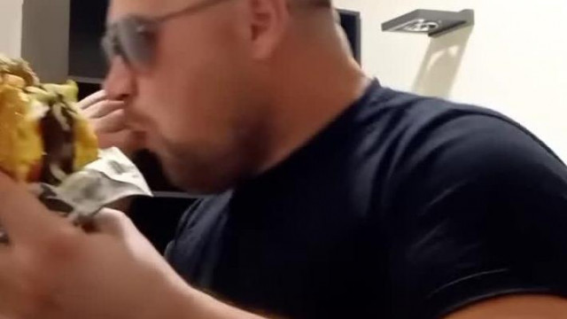 MC Isti - Hatal mas sajtburger, sültkrumpli ! Köz ben egy komoj témá ról beszél ek !