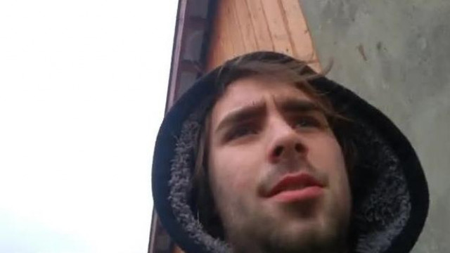 A férfi, akinek tanulnia kéne, de helyette inkább videót készít, 2015  február 22.