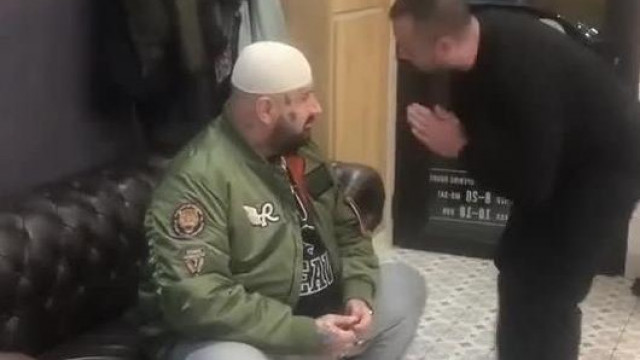 Rugós Hülyegyerek a fodrászos barátaival bálványozósat játszik
