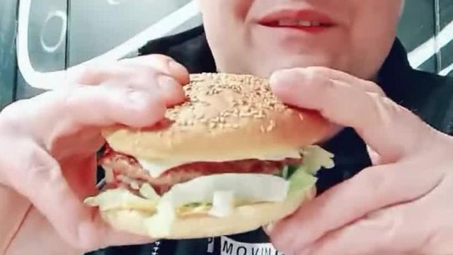 MC Isti - 2 hatalmas hamburger elfogyasztása sültkrumpli val és kólával ! kómoj a hej