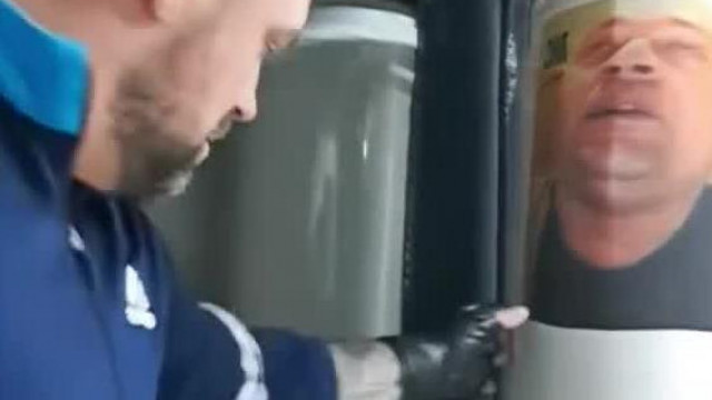 Norbert Stu MC Isti fejével dekorált boxzsákot üt