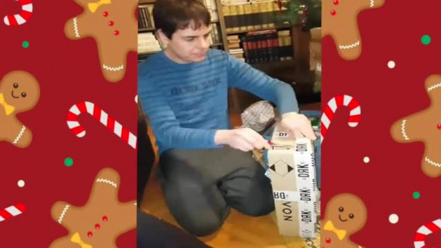 Markó Gergely - Karácsonyi ajándékbontás Gergőéknél, 2020 (Javított képarány)