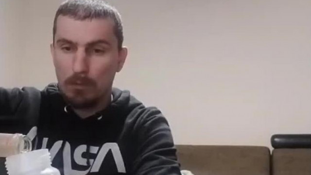 Alkesz Trutyi cumisüvegbe tölti a piát