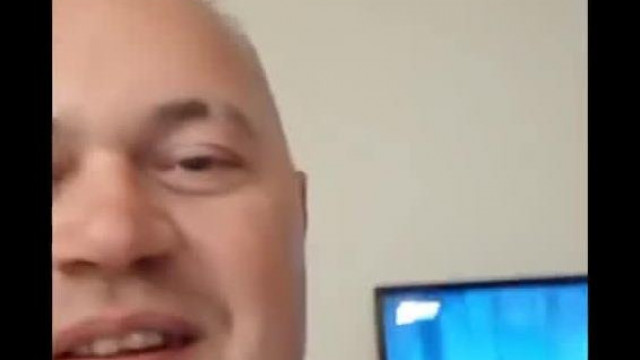Pistike ezúttal egy pirulás dobozzal próbálja meg bekamuzni, hogy dugni fog