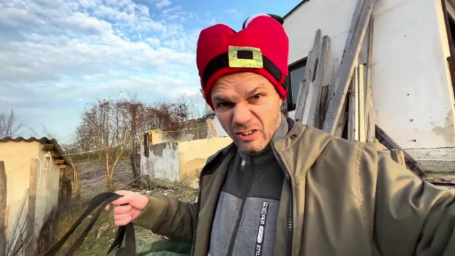 Herbert etetés közben gyerekcsináló sapkában oltogatja a birkákat és a fiú felszopóit