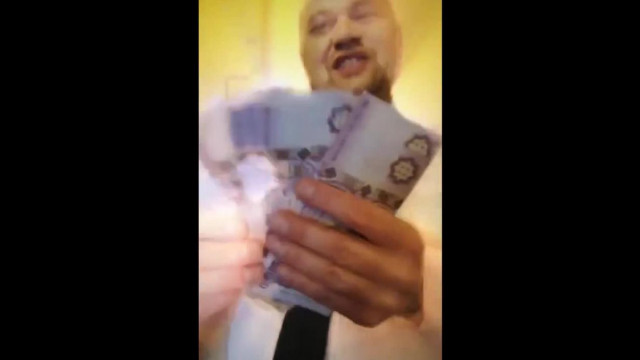 MC Isti büszke rá, hogy Piroskán élősködik, de még elégedetlenkedik is