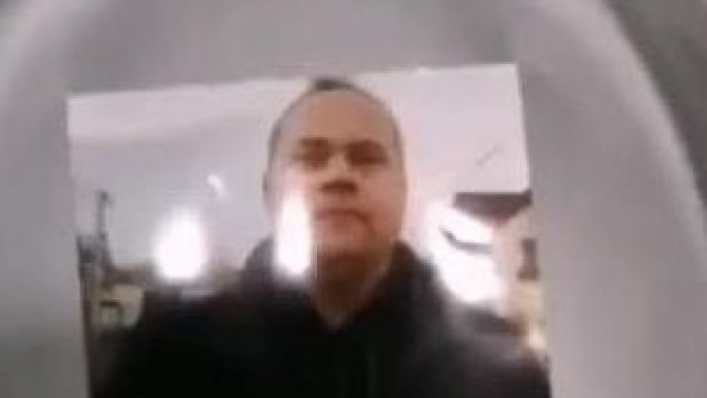 Kira lehugyozza MC Isti kinyomtatott képét