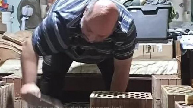 Vadász Gyula (valamiért) falat "épít" a putri közepén