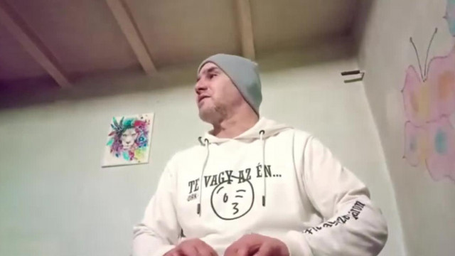 Zabina felháborodva követeli a nézőktől, hogy küldjenek pénzt
