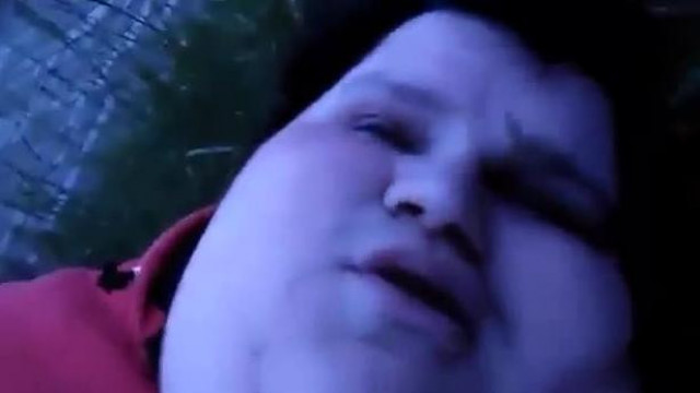 Molnár Krisztián a bebaszós live után kifekszik a kertben (2017. május 9.)