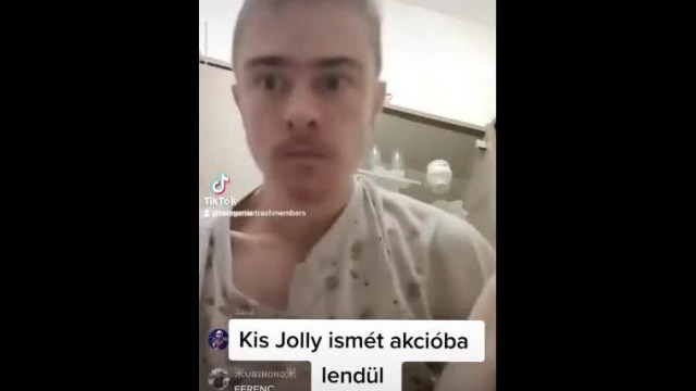 Jolly pizsamában oltogatja a nézőket