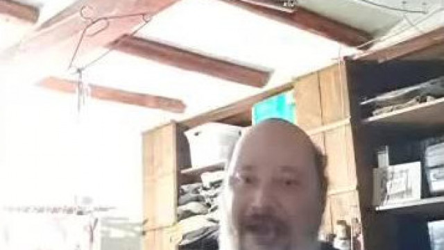 Pedo Tojás Gyuluska nézőket oltogatós éneklése