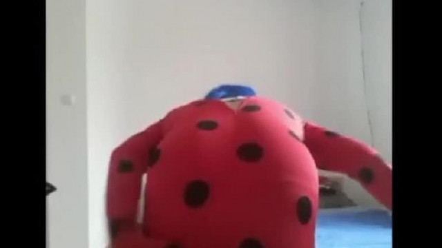 Yaboku seggcsapkodós videója katica jelmezben (2020. 11. 08.)