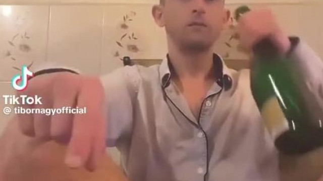 Alekosz nyominger öccse összeköpködi magát pezsgővel