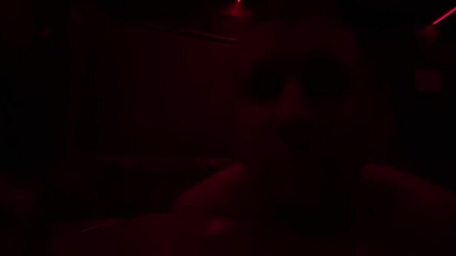 Koldus Kuhár a sötét jacuzziból hergel