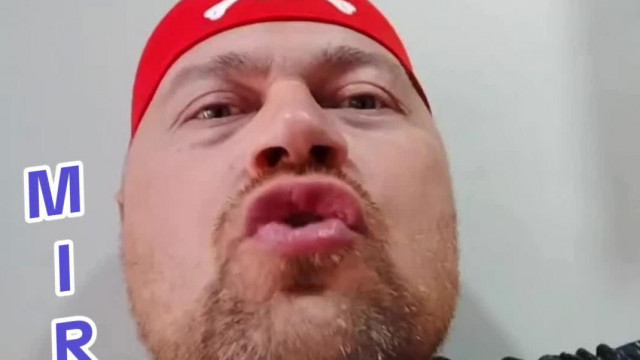 Mc Mirelit kiakad a váróteremben