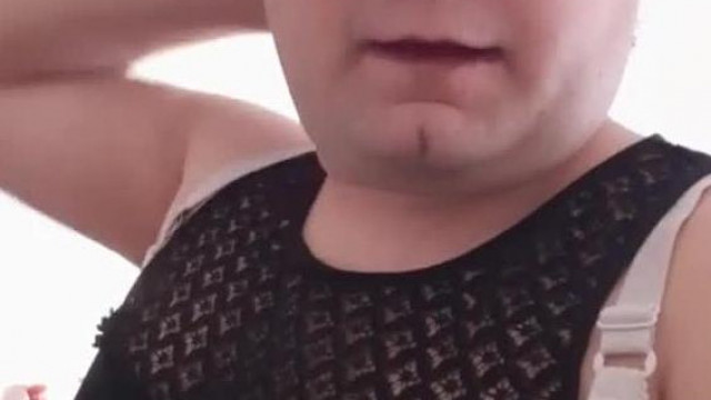 Kopaszodó 31 éves magyar Chris Chan (Yaboku) James Bond stílusú bemutatkozása az aktuális karaktere nevével