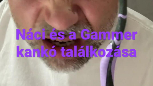 Gammer a kankós pöcséhez dörzsöli Id. Náczi Laci fogkeféjét