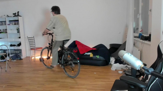 Sodi a szobában biciklizik