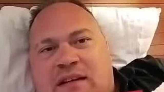 MC Szellemi fogyatékos elmélkedik egyet a barna bőrű Lakatos aliról aki szerinte egy sötét putriban ülő öregember