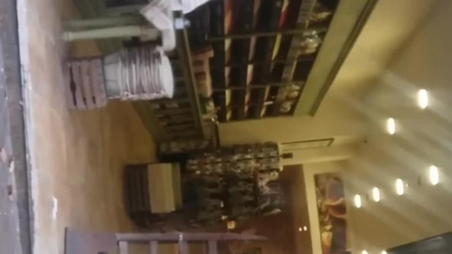 Random repedtsarkú nő nyavalyog a Bon Aparte-ra, hogy nem tudja tölteni a telefonját
