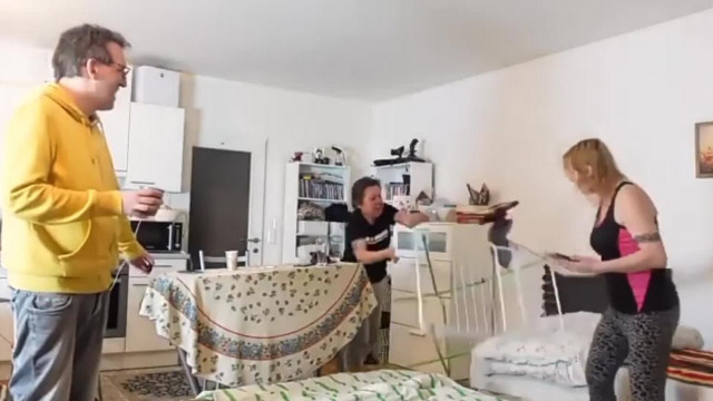 Tibi azt mondja kinyalhatja. Varangy féltékenységi rohamot kap. Meleg Sodi röhög.