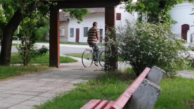Ádám Mobil viszi haza a kannás bort