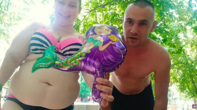 Edemsz Mobilsz Zabina Brutális Hordó Béllel vigyorog a Strandon