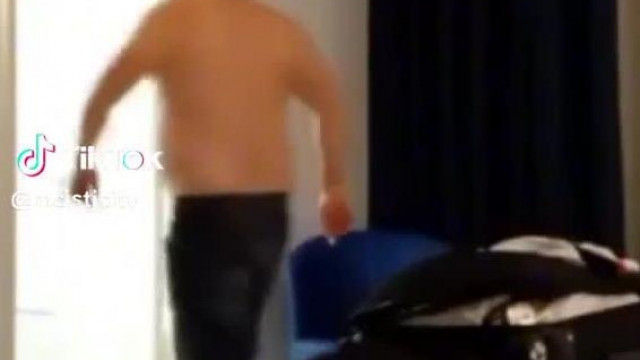 Mc Isti hatalmas hordò béllel rohangál a hajlèktalan szàllón