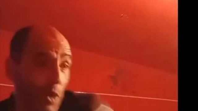 Nájk Zsót rárúg az asszonyra és ordìt