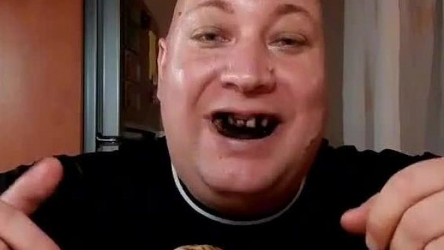 Subi Roland rohadó fogaira egy kis cukros palacsintát eszik, hátha feljavítja