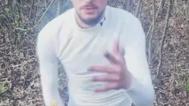 Random tik tok nyominger bemutatja 50 cent retardált verzióját a susnyásban