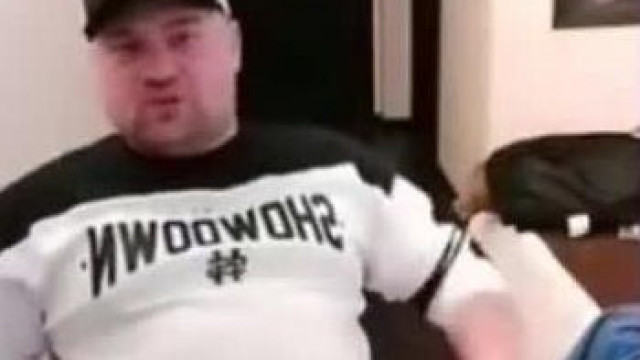 Mc Nagycsoportos alatt összezuhan a szék és a padlón landol