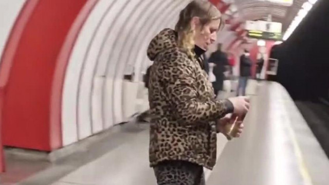 Kaffka Tibor idegbeteg módon locsolja szét a sört a metróban