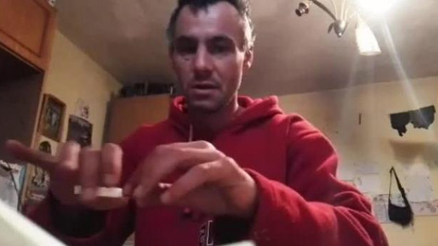 A Megőszült Sorozatgyilkosfejű Ádám Mobil a Putriban vedel az anyjával