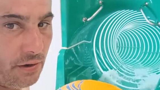 Megőszült, Kirohadt fogú Ádám Mobil lecsúszik a csúszdàn Elmebeteg fejjel