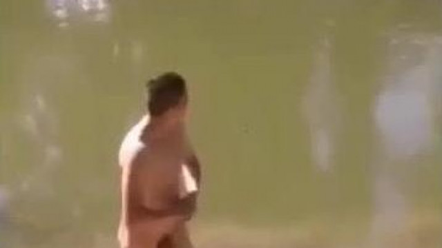 Trutymó Titán megvillantja a Pici Kukiját a nyergesi Balaton-parton