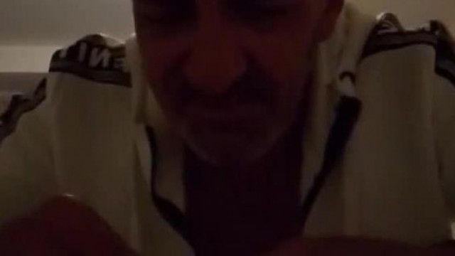 Taky Gyuszi Hullarészegen tojást Süt és közben mondogatja hogy: "Fák Jú Mádör!"