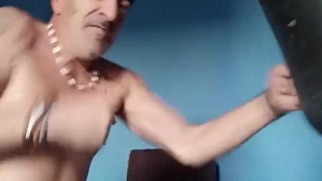 Taky Gyuszi Hordó Béllel püföli a zsákot