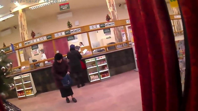 Alkesz Mobilsz Bemegy a Postàra Balhézni rejtett kamerával