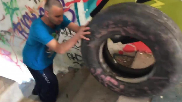 Alkesz Mobilsz egy Romos épületben bohòckodik egy Gumiabronccsal a fogatlan Évi meg kamerázza