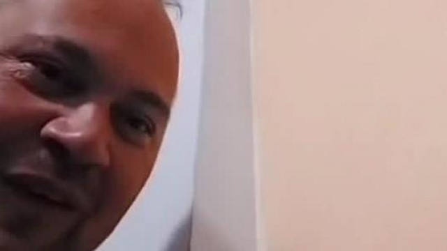 MC szűz a szomszédja ajtajában hallgatózik: ,,Itt basznak bent! Most basznak!"