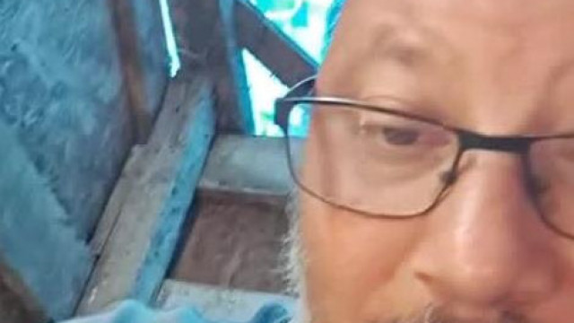 Vadász Gyula szarás közben buzdítja a nézőket arra hogy támogassák