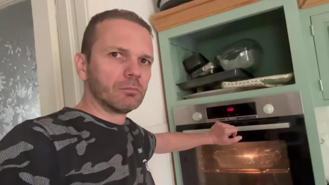 Herbert tag videó - A munkakerülő koldus tovább élősködik a rokkant csajnál: Játék és csirkecomb