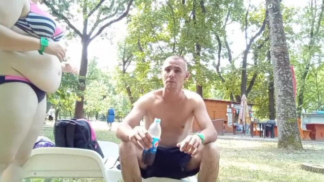 Fogyatékos Zabrinka vakarja a Brutálisra nőtt Hordòbelét miközben Mobilsz vedeli a Pepsit a strandon
