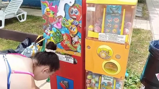 Őszhajú Mobilsz gyerekjátèkot vesz a  strandon a fogadott lányànak, Gyogyòs Zabrinkànak