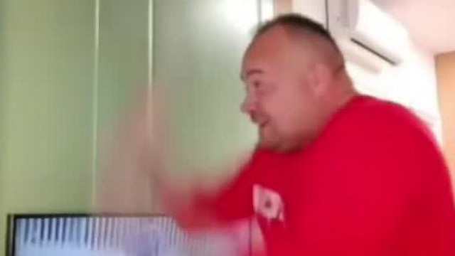 Mc Nyúlfog beteszi a Szervkereskedelmet a Tv-n, közben meg kapàlòzik a levegőben