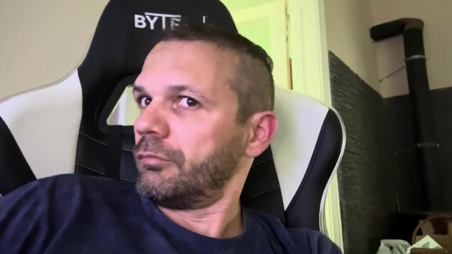 Herbert tagvideó - Munka helyett Vadász Gyula videó nézés